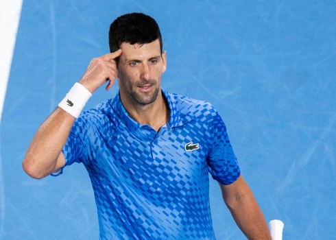 Džokovičs uzvarējis "Australian Open", neraugoties uz savainojumu; kādu laiku tagad nāksies izlaist