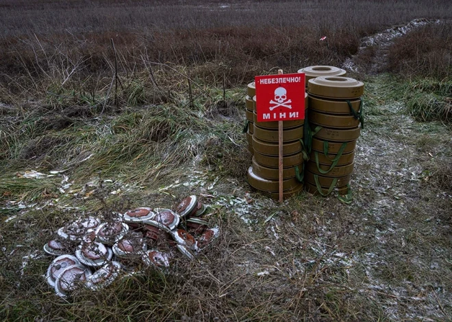 Okupanti Ukrainā apzināti sūta vietējos iedzīvotājus pāri mīnu laukiem