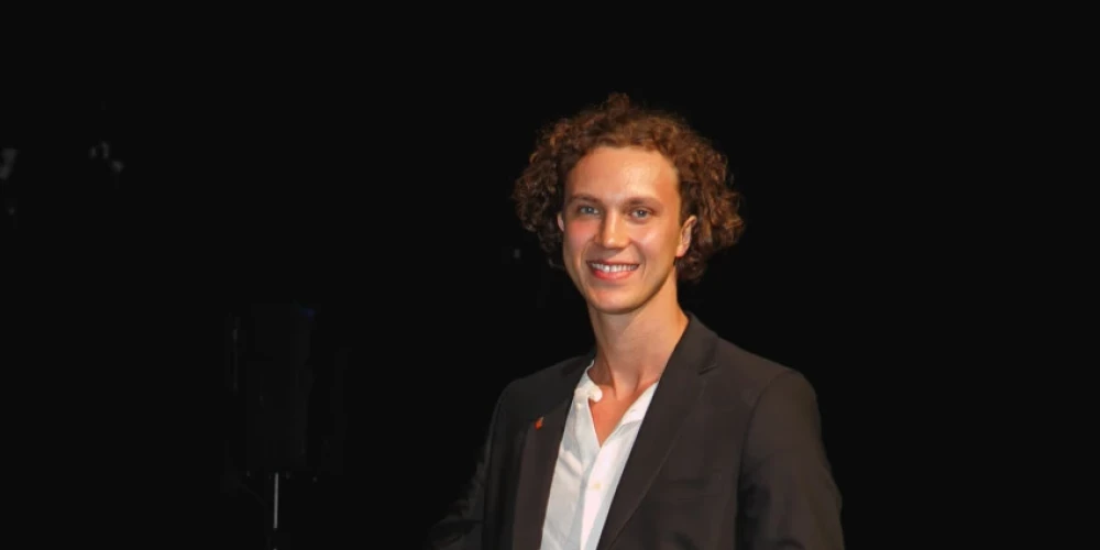 Kārlis Arnolds Avots ir latviešu aktieris. 2015. gadā beidzis Elejas vidusskolu un Jelgavas novada sporta skolu. 2015. gadā Latvijas U20 izlases sastāvā piedalījies Eiropas čempionātā regbijā. Teātra gaitas uzsācis pie režisores Annas Švītiņas, kura viņam Elejas vidusskolā pasniegusi ķīmiju.