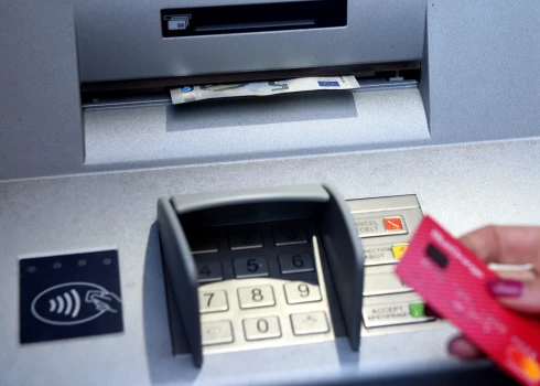 "Банкомат в Айзкраукле украл у меня 100 евро": представитель банка объясняет, возможно ли такое