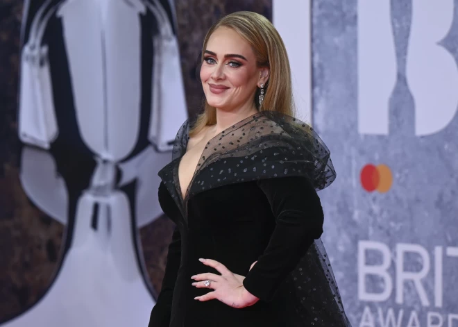 Adele atklāj, ka bērnībā tēvs reiz viņai galvā uzvilcis miskastes maisu