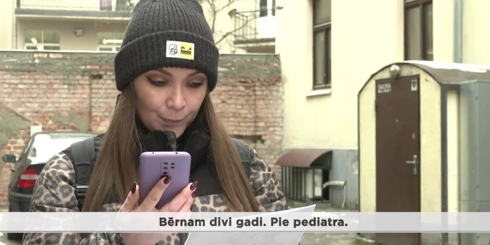 У украинки Марины двое маленьких детей. Пытаясь записать их к врачу, она сталкивается с настоящей проблемой