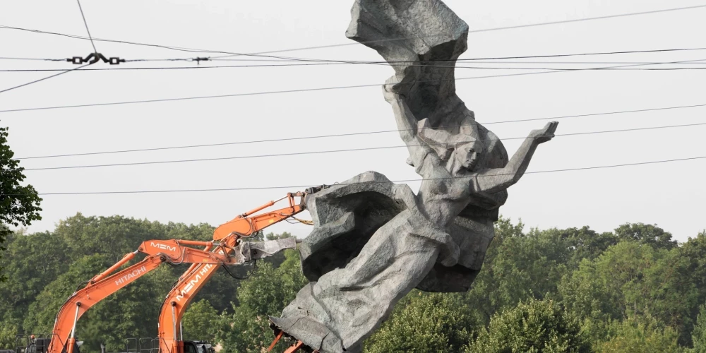 Снос комплекса памятников в Парке победы