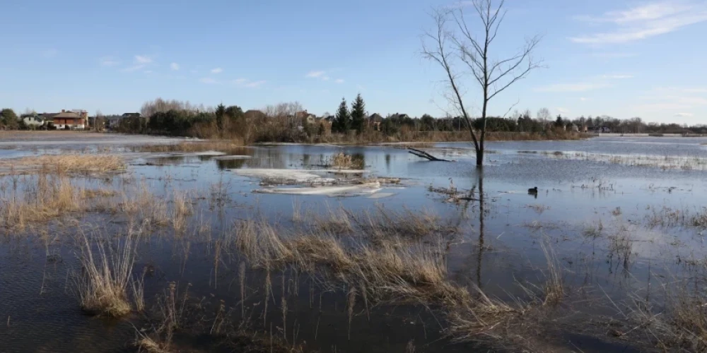 В западной и центральной частях страны повышается уровень воды в реках. (Фото: LETA)