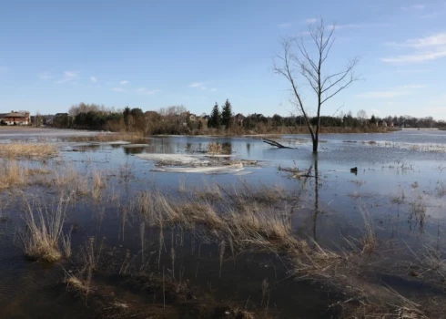 В западной и центральной частях страны повышается уровень воды в реках. (Фото: LETA)