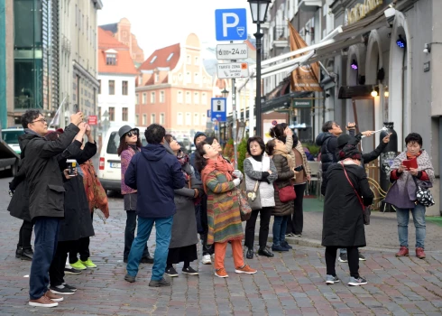 Эксперты: количество туристов в Латвии постепенно возвращается к допандемийному уровню