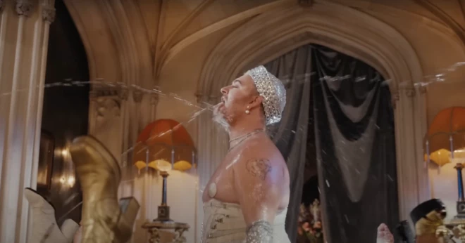 Aina no Sema Smita dziesmas "I'm Not Here To Make Friends" videoklipa.