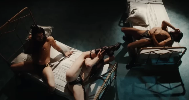 Aina no Sema Smita dziesmas "I'm Not Here To Make Friends" videoklipa.