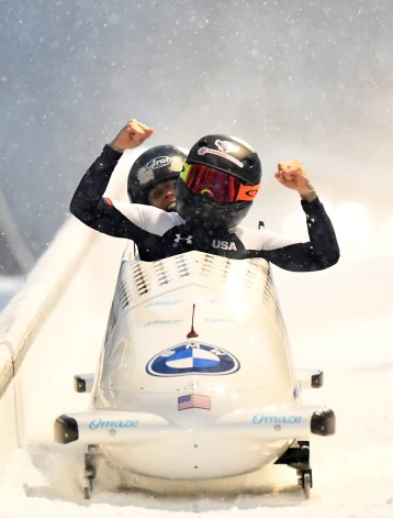 Kailija Hamfrīza un Lolo Džonsa uzvar bobsleja divnieku konkurencē pasaules čempionātā Altenbergā 2021. gadā.