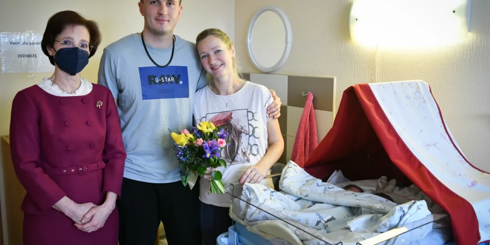 "Наших милых родителей тройняшек посетила сегодня покровительница Фонда "Родильный дом", жена президента Андра Левите", - сообщил роддом