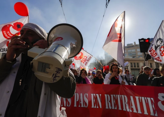 Arodbiedrība: Francijā protestos pret pensiju reformu piedalījušies 2,8 miljoni cilvēku