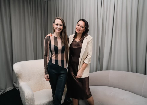 Žurnāliste Laura Saulīte ar "900 sekundes" moderatori Kristīni Stakenu.