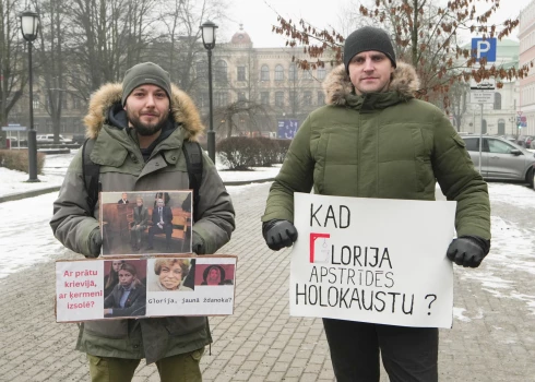 "Saeimā viņai nav vietas!" nelielā protesta akcijā nosoda Grevcovas izteikumus par Latvijas okupāciju