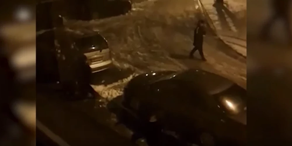 VIDEO: Mazgadīgi huligāni ar sniega pikām terorizē Vecmīlgrāvja iedzīvotājus