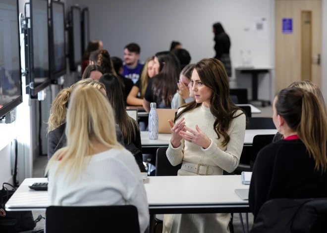 Princese Ketrīna tiekas ar Līdsas universitātes studentiem.