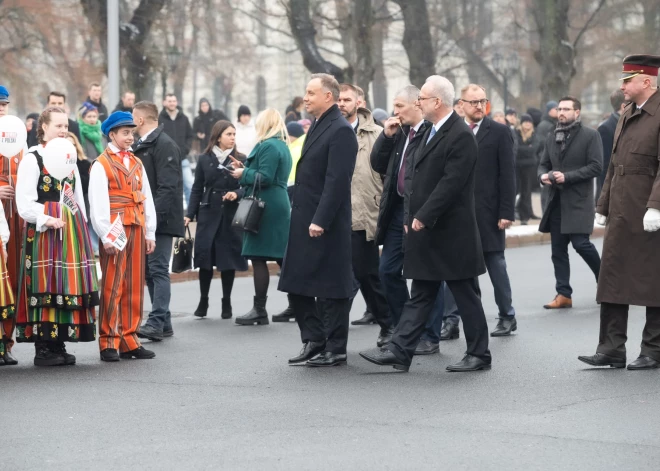 Polijas prezidents svinīgā ceremonijā noliek ziedus pie Brīvības pieminekļa