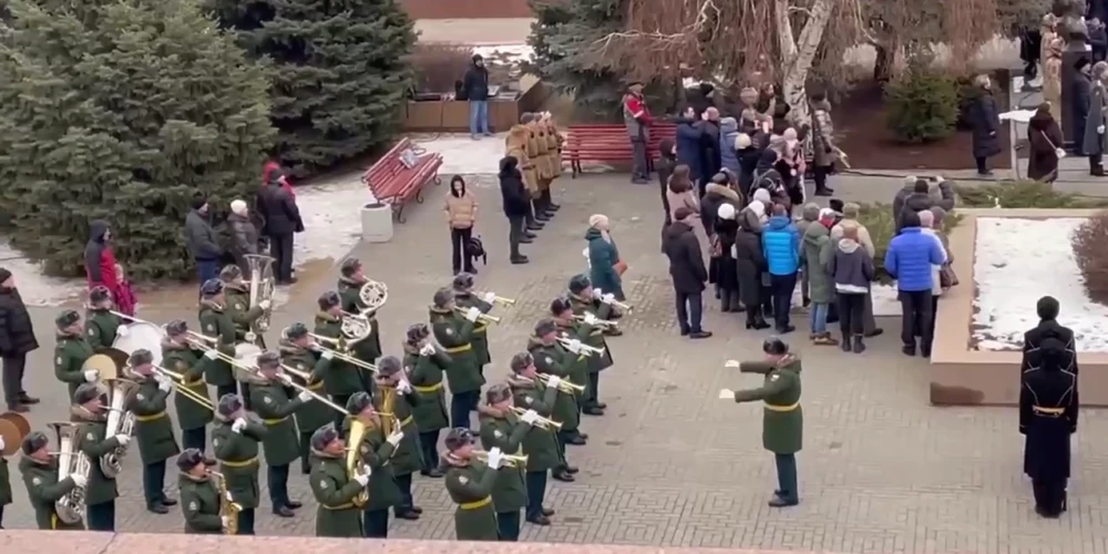 "Mūs nevar uzvarēt!" Volgogradā fanātiskā gaisotnē atklāj pieminekli Staļinam un cildina viņa diktatūru