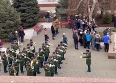 Skanot Krievijas himnai bez teksta, kas faktiski ir tā pati komponista Aleksandra Aleksandrova komponētā PSRS himna, karavīri nesa pieminekļiem ziedus.