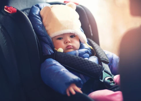 Tā ir vecāku bezatbildība, ja, pārvadājot bērnu, netiek lietots krēsliņš. Bērnu nedrīkst vest ar auto, vienkārši turot klēpī.