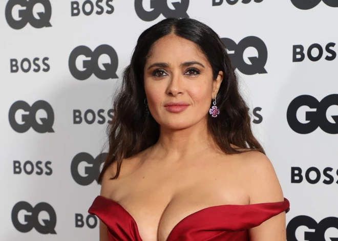 Selma Haijeka uz kāzām ierodas kleitā, kādu reti kura uzdrošinātos vilkt