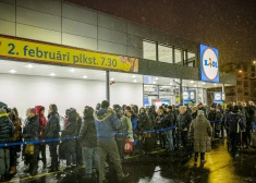 Рижане стояли в очереди, чтобы попасть на открытие
