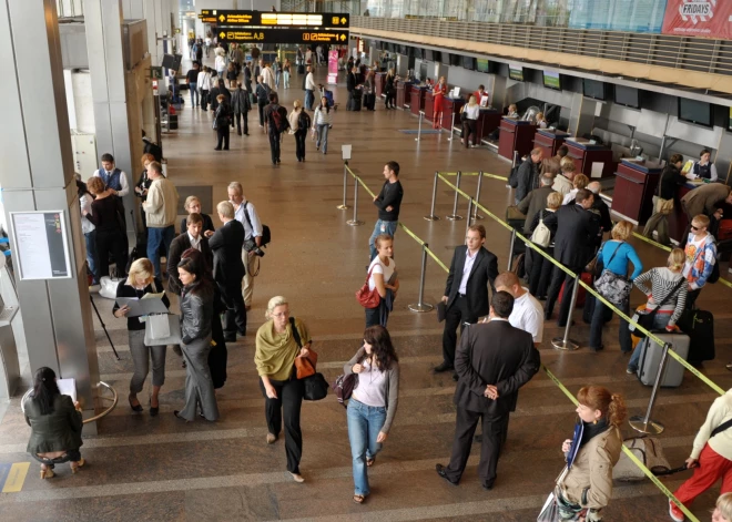 "Ведут себя как на рынке": латвийцы возмущены поведением таксистов в Рижском аэропорту