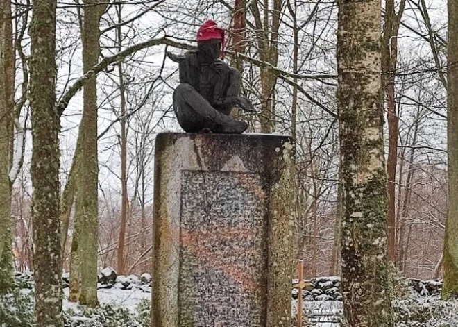 Ziņas par “Z” burtu uz Edgara Liepiņa pieminekļa Skultē neapstiprinās; tā izrādās akmens struktūra