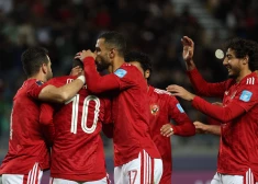"Al Ahly" futbolisti priecājas par Mohameda Šerifa vārtu guvumu.