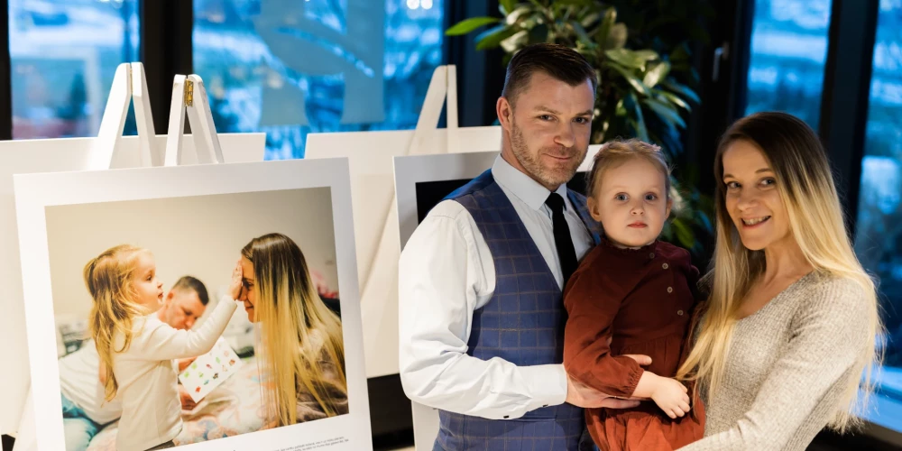 Izstādi veido 35 fotoattēli, kas uzņemti, fotogrāfiem piedaloties ģimeņu ikdienas gaitās.