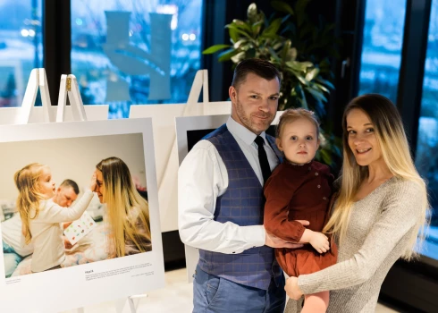 Izstādi veido 35 fotoattēli, kas uzņemti, fotogrāfiem piedaloties ģimeņu ikdienas gaitās.