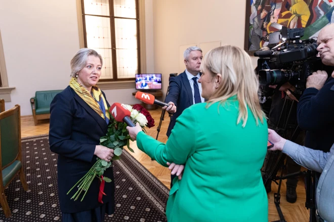 Centrālās vēlēšanu komisijas jaunā vadītāja Kristīne Saulīte sniedz interviju pēc ievēlēšanas amatā.