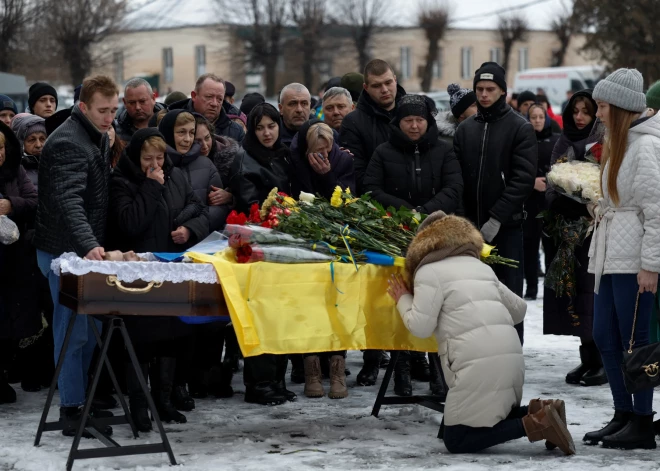 Ukraina atvadījusies no 22 gadus vecā vieglatlēta Volodimira Androščuka, kurš gāja bojā kaujās pie Bahmutas. Jaunais un daudzsološais sportists bija potenciāls 2024. gada Parīzes olimpisko spēļu dalībnieks, un viņa nāve vēl vairāk saasinājusi neapmierinātību ar Starptautisko Olimpisko komiteju (SOK), kura neliedz Krievijas un Baltkrievijas sportistiem piedalīties olimpiskajās spēlēs.