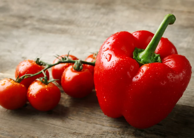 Augļi un dārzeņi veselīgi, bet labāk ēst bez mizas! Jeb 12 produkti, kuros ir visvairāk pesticīdu atliekvielas