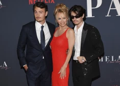Pamela Andersone ar dēliem Brendonu Tomasu Lī (pa kreisi) un Dilanu Džegeru Lī (pa labi) dokumentālās filmas pirmizrādē 30. janvārī
