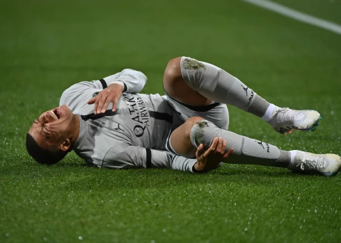 Parīzes "Saint-Germain" franču uzbrucējs Kilians Mbapē guļ uz zemes pēc tam, kad guva savainojumu Francijas L1 futbola spēlē starp "Montpellier" Monpeljē, Francijas dienvidos 2023. gada 1. februārī.