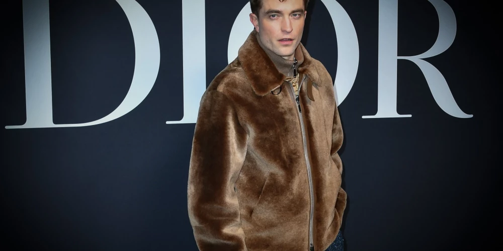Roberts Patinsons izdara drosmīgu izvēli. "Dior" skati apmeklē svārkos, nevis biksēs