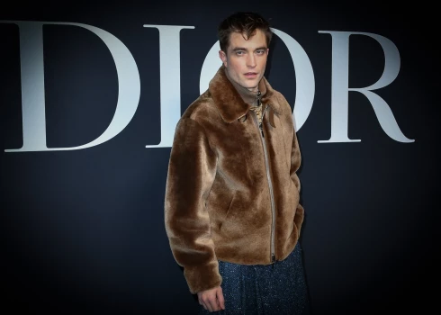Roberts Patinsons izdara drosmīgu izvēli. "Dior" skati apmeklē svārkos, nevis biksēs