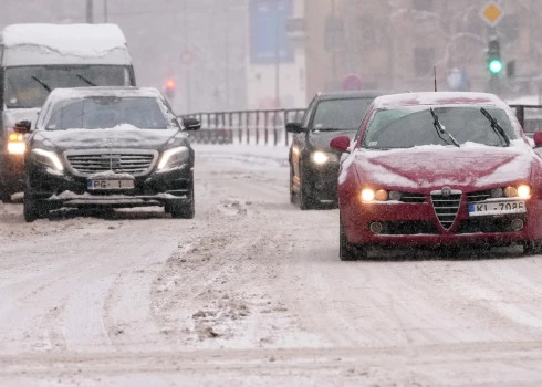 Sniegs un apledojums apgrūtina braukšanu gandrīz visā Latvijā