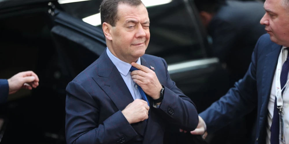 Medvedevs kā dārgu konjaku smeķē Ukrainai nodarīto postažu