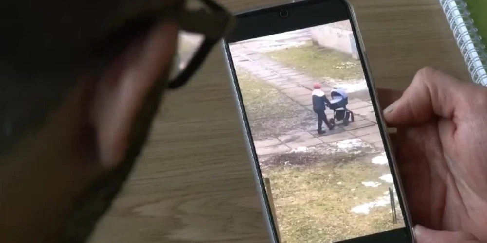 Aculiecinieki Jelgavā uzfilmējuši jauno māmiņu, kuras darbības apdraud zīdaiņa veselību un pat dzīvību