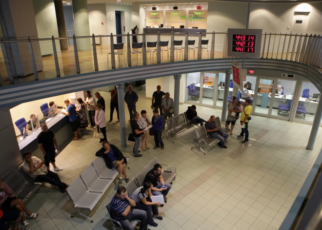 “357 minūtes rindā uz citu rindu.” CSDD skaidro, kādēļ Rīgas filiālē ir garas rindas