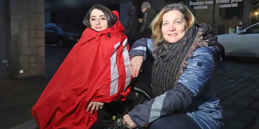 Dziedātāja Diāna Ponaškova, esot kopš bērnības ratiņkrēslā, spēj vislabāk novērtēt jauno apģērbu. “Lai varētu, kā viņa saka: “Rullēt pa dzīvi ar attieksmi!”” saka “Gaismas laivas” vadītāja Ilona Daukšte.