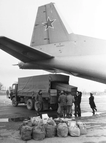 1989. gada 2. februārī pēdējais Padomju Savienības karavīrs pēc deviņu gadu okupācijas pamet Afganistānas zemi.