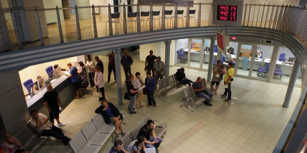 "Приходится ждать 357 минут, чтобы добраться до кассы": CSDD объясняет причины длинных очередей в Риге
