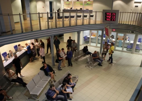 "Приходится ждать 357 минут, чтобы добраться до кассы": CSDD объясняет причины длинных очередей в Риге