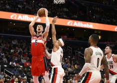 Vašingtonas "Wizards" centrs Kristaps Porziņģis NBA basketbola spēles pirmajā puslaikā pret Portlendas "Trail Blazers" aizsargu Džošu Hārtu, aizsargu Demjanu Lilardu un uzbrucēju Drū Eibenksu 3. februāris, 2023. gads Vašingtonā. 