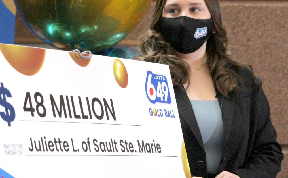 18 gadīga meitene nopērk savu pirmo loterijas biļeti un laimē 48 miljonus dolāru 