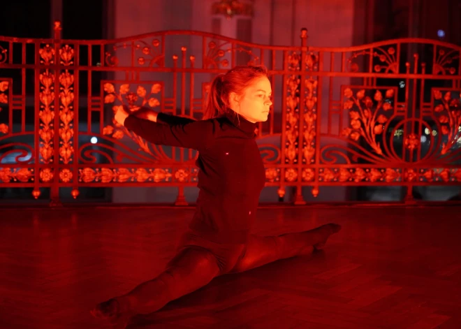 Ukraiņu mākslinieces Darjas Kalašņikovas performance "Cik ilgi tas var turpināties?" LNMM, 2023. gada 3. februāris.