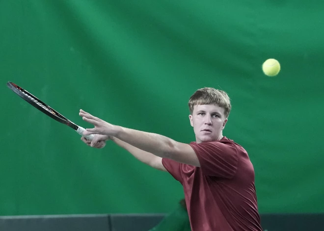 Ozoliņš svin graujošu uzvaru Latvijas tenisistu Deivisa kausa duelī ar Izraēlu