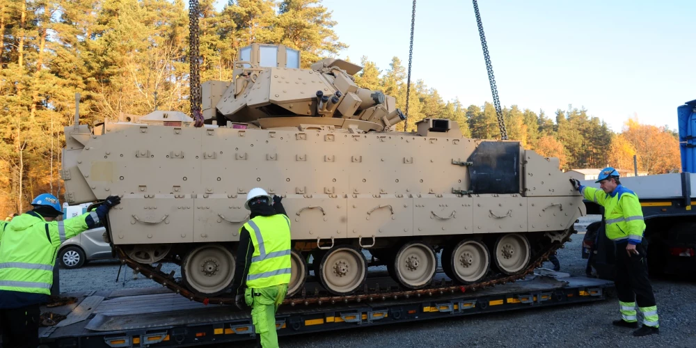 Жители в недоумении от вида танков в центре Риги - НВС объясняют, что это значит